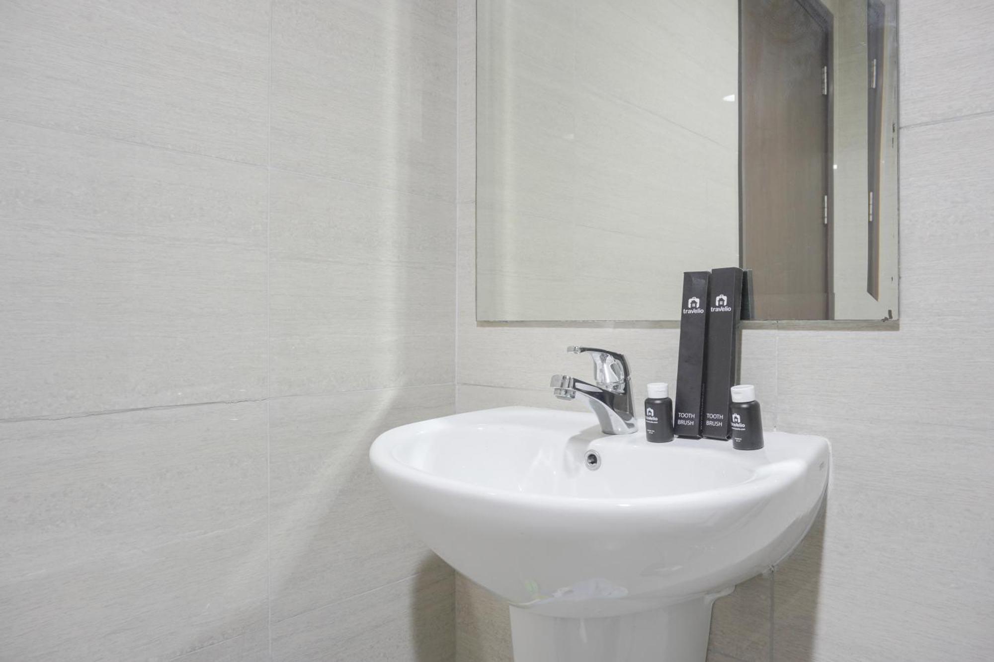 Modern And Comfort 2br At Ciputra International By Travelio